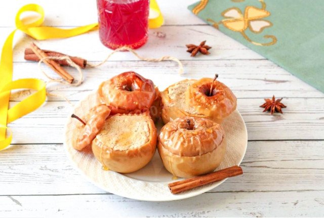 Baked apples with cottage cheese in the oven