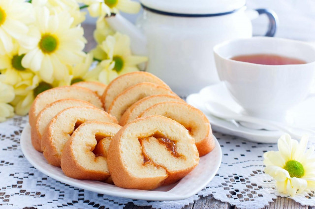 Sponge roll with jam in the oven