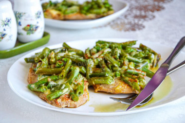 Chicken fillet with string beans in the oven