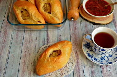 Spread with fish and rice in the oven from yeast dough