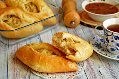 Spread with fish and rice in the oven from yeast dough