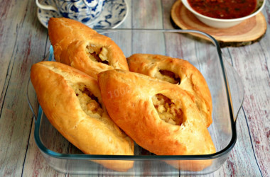 Spread with fish and rice in the oven from yeast dough