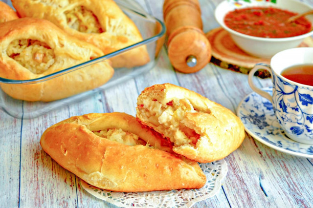 Spread with fish and rice in the oven from yeast dough