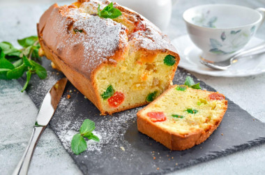 Cupcake with candied fruits in the oven