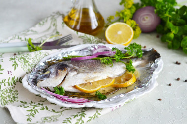 Dorado in foil in the oven with lemon