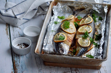 Mackerel baked in foil in the oven with lemon