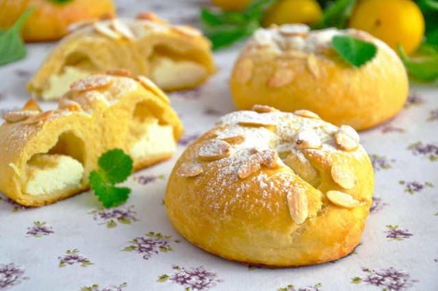 Buns with cottage cheese from yeast dough