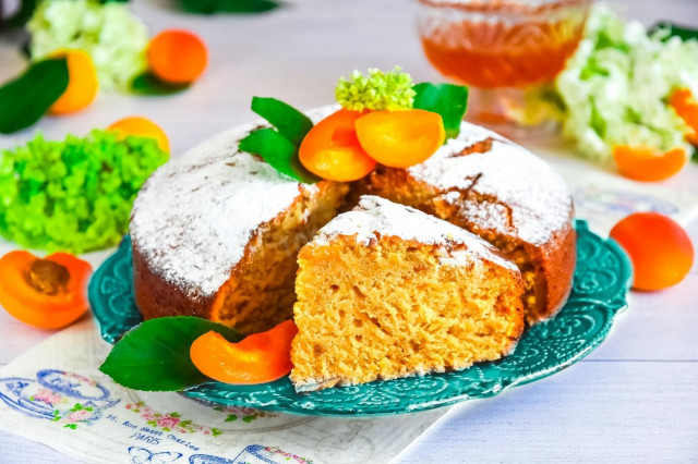 Tea cake made from tea leaves with jam in a hurry