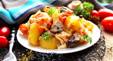 Potatoes with mushrooms and tomatoes in the oven