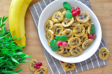 Banana chips at home in the oven