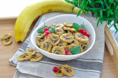 Banana chips at home in the oven