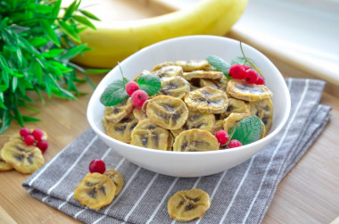 Banana chips at home in the oven