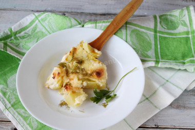 Potatoes in sour cream with cheese in the oven