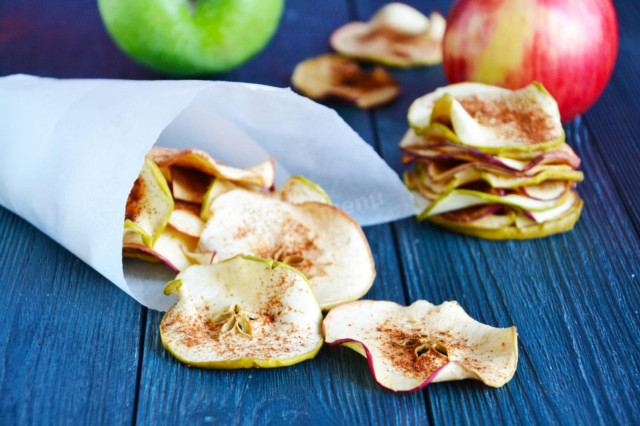 Apple chips in the oven