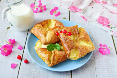 Puff pastry envelopes with cottage cheese