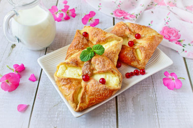 Puff pastry envelopes with cottage cheese