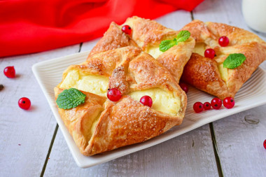 Puff pastry envelopes with cottage cheese