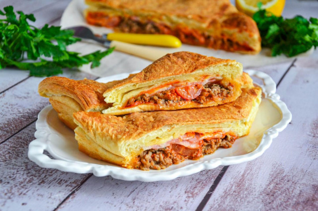 Puff pastry pie with meat