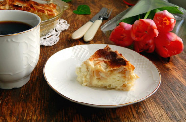 Pita bread pie with cottage cheese in the oven