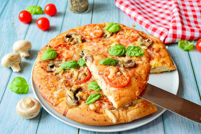 Pizza with mushrooms, tomatoes and cheese