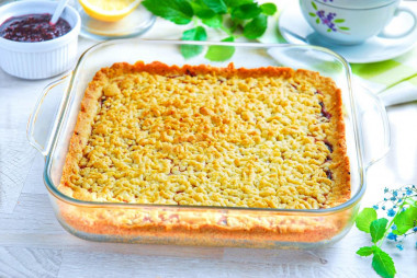 Grated shortbread pie with jam on margarine