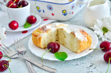 Curd curls in sour cream filling