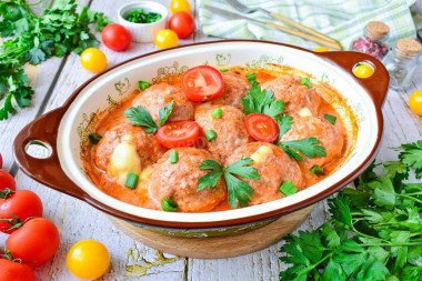 Meatballs with cheese in the oven in sour cream sauce