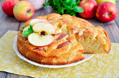 The simplest apple pie in the oven