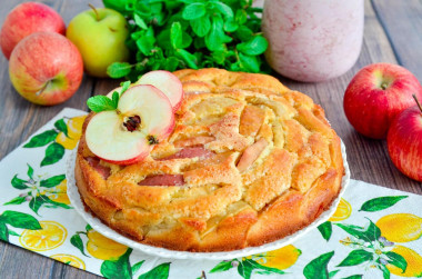 The simplest apple pie in the oven