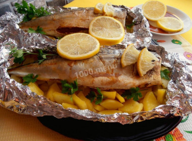 Mackerel with potatoes in foil in the oven