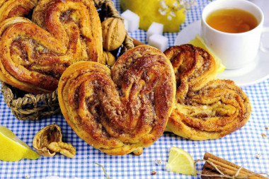 Yeast buns on kefir in the oven