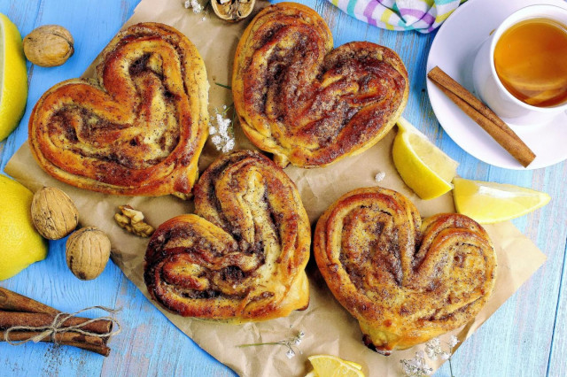 Yeast buns on kefir in the oven