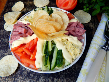 Rainbow salad with chips