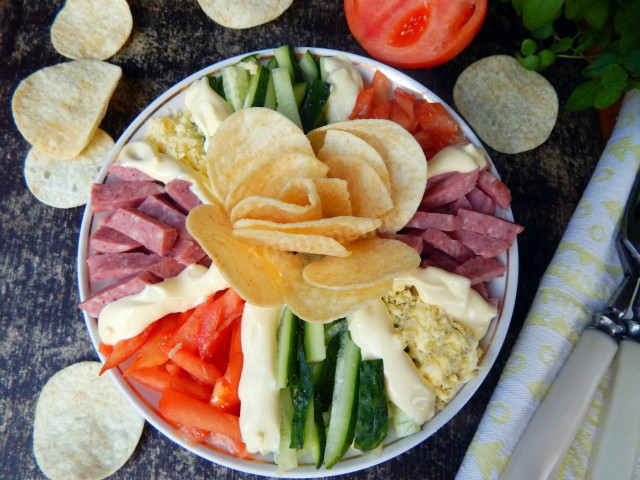 Rainbow salad with chips