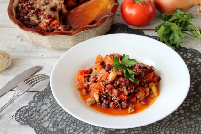 Vegetable stew with minced meat in the oven