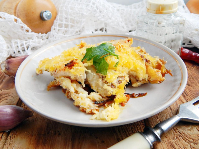 Pollock fillet with carrots and onions in the oven