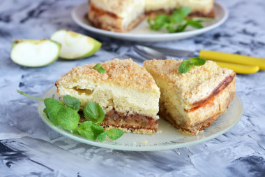 Bulk pie with cottage cheese and apples in the oven