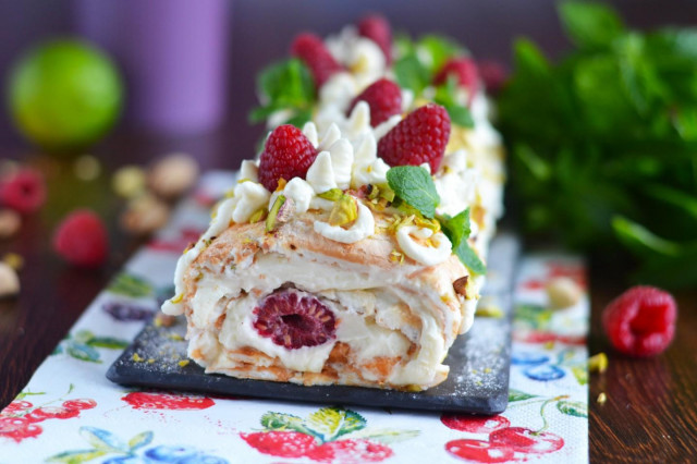 Meringue roll with pistachios, raspberries and mascarpone