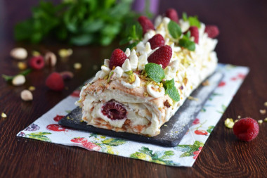 Meringue roll with pistachios, raspberries and mascarpone