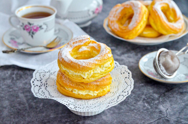 Custard rings with curd cream