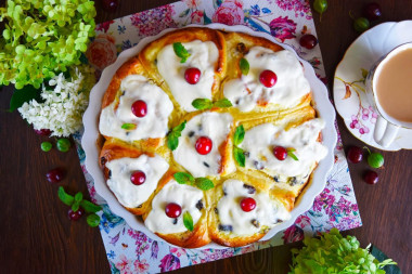 Sour cream curlicues with cottage cheese and raisins