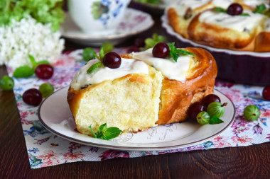 Sour cream curlicues with cottage cheese and raisins