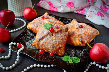 Envelopes with puff pastry apples in the oven