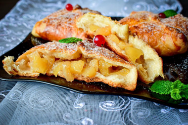 Envelopes with puff pastry apples in the oven