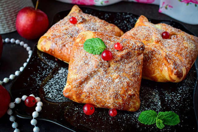 Envelopes with puff pastry apples in the oven