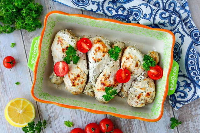 Chicken drumsticks in sour cream in the oven