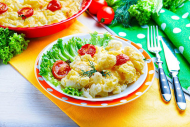 Cauliflower with cream and cheese in the oven