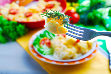 Cauliflower with cream and cheese in the oven