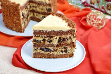 Cake with prunes and walnuts