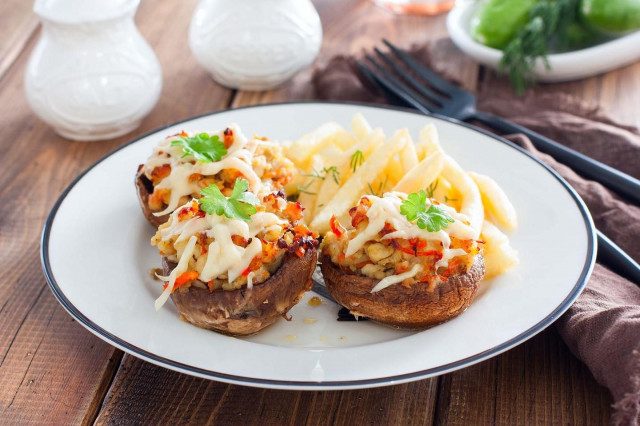 Mushrooms stuffed in the oven with minced meat and cheese